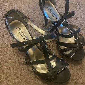 Womens black and gold Moda heels
